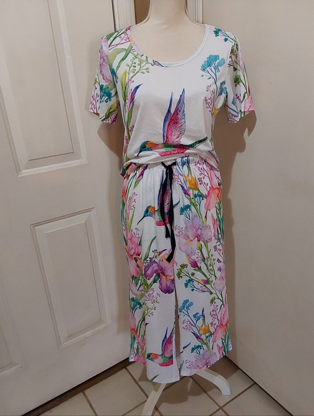 🌺 NWOT White Floral Hummingbird Capri & Top Beach Set